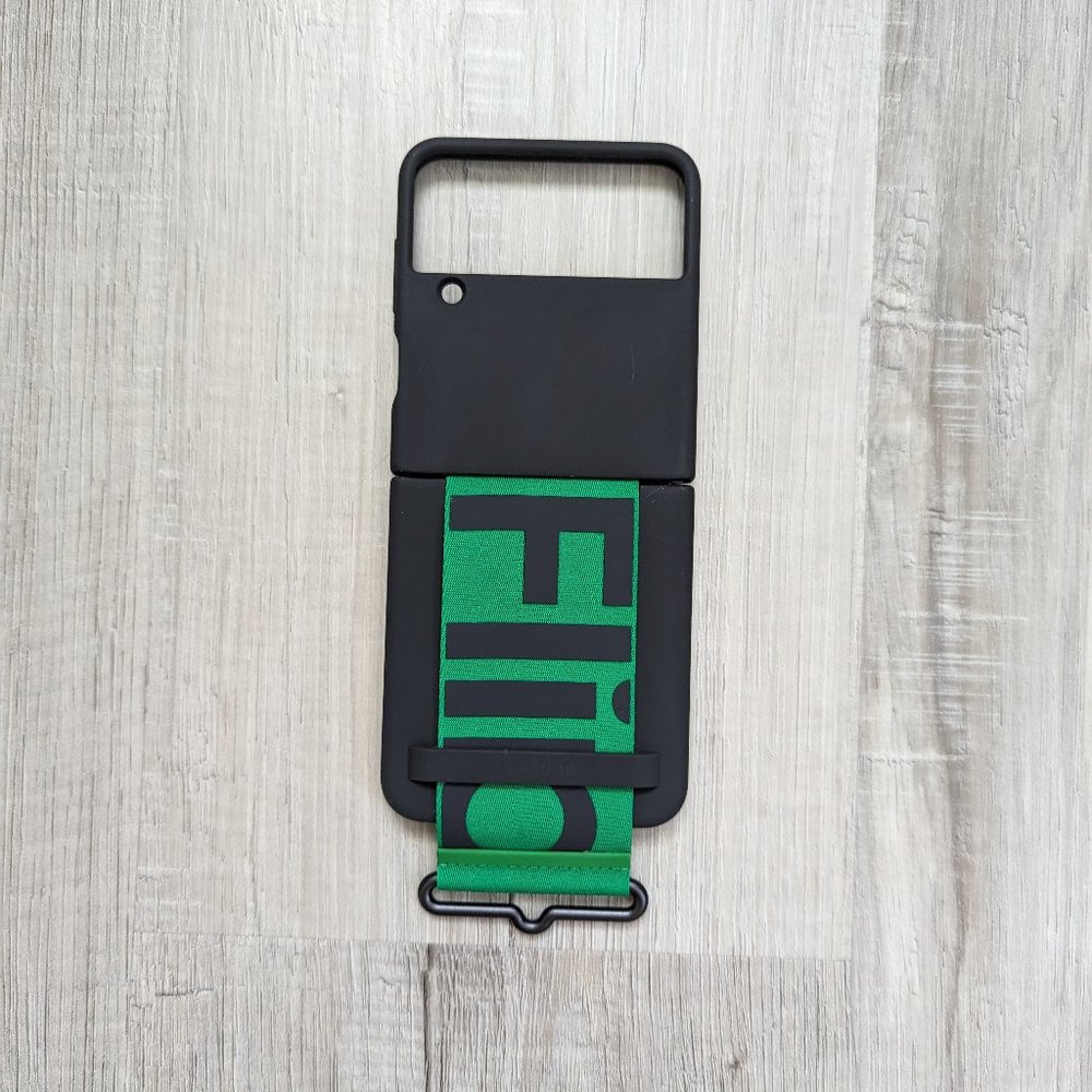 Galaxy Z flip 4 Silicone cover in Black